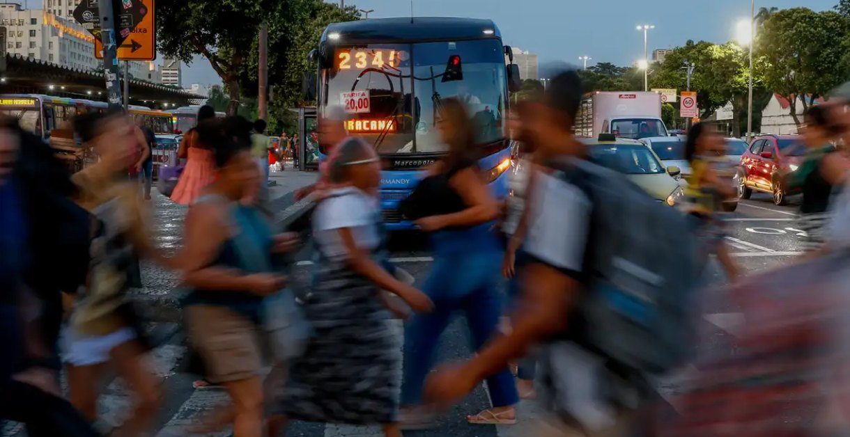 Empresas pagavam, em média, 15,8% mais a homens que a mulheres em 2023