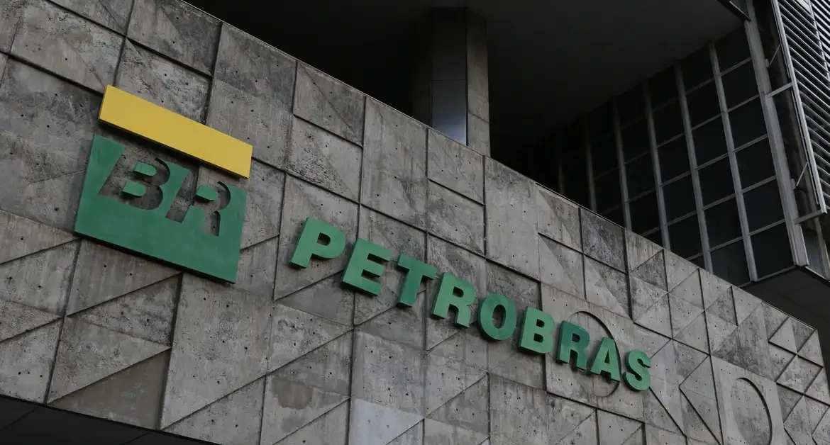 Petrobras diz que greve iniciada de petroleiros não afeta produção de petróleo e derivados