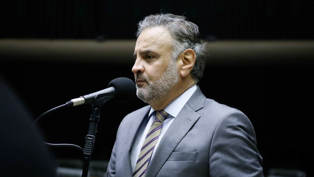 Aécio defende retorno do centro e diz que existe ‘vida inteligente’ fora dos extremos