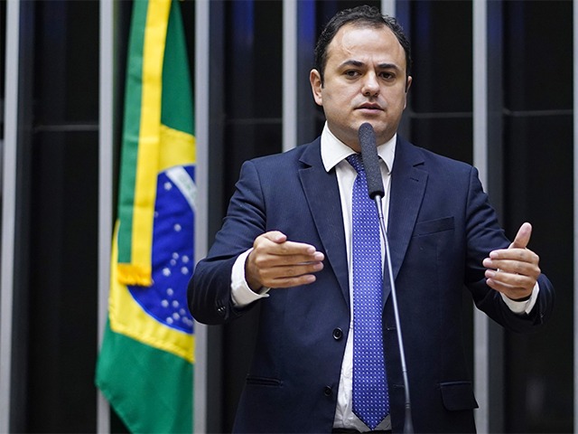 Confusão na Câmara com ato de Glauber Braga fecha plenário, interrompe sessão e imprensa é barrada