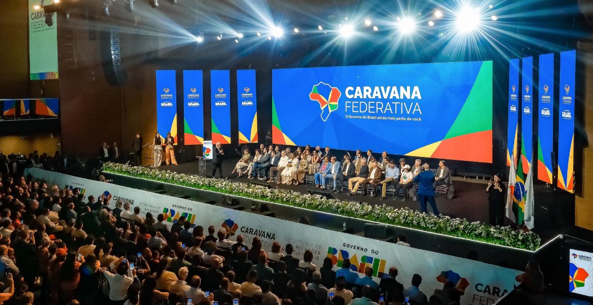 Militantes protestam contra a privatização da Copasa em evento com Lula