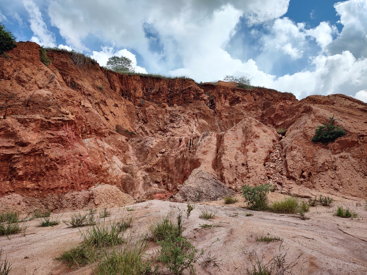 Feam lança Programa de Reconversão Ambiental para recuperação e fechamento de minas em Minas Gerais