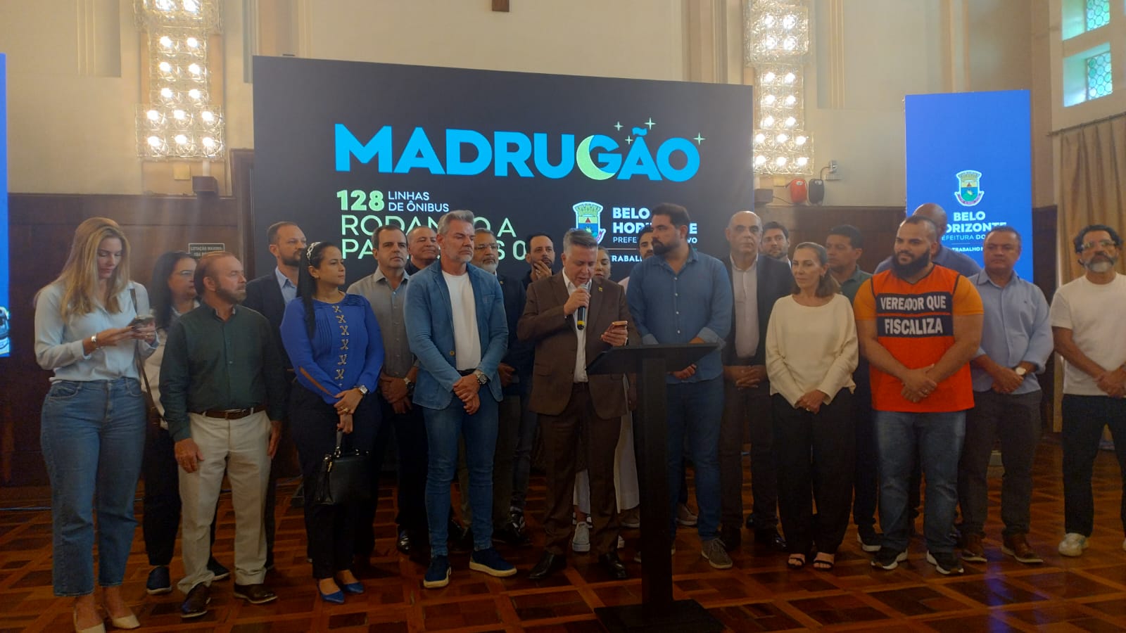 Anúncio de ônibus de madrugada em BH