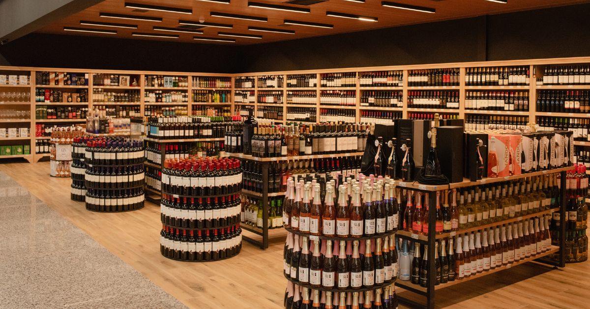Adega de vinhos em uma loja da rede Bigmais Supermercados.