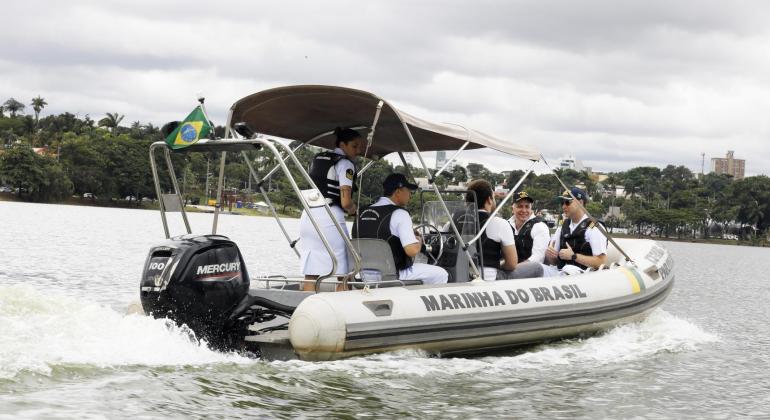 Barco da Marinha fez o primeiro passeio na Lagoa da Pampulha após a liberação da PBH para navegação
