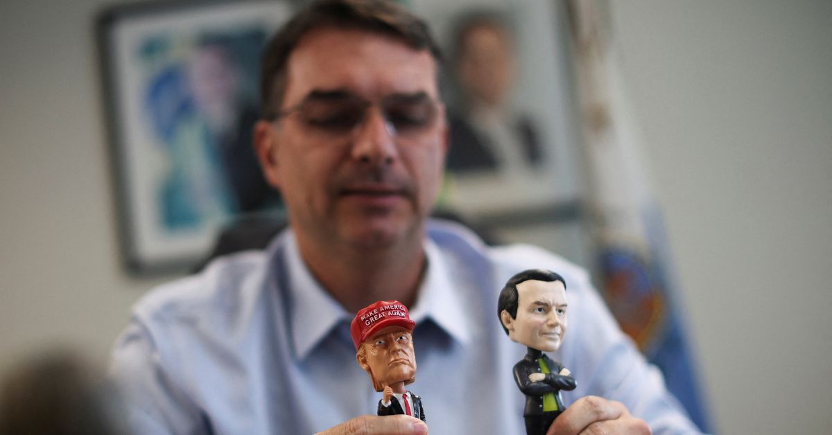 Bolsonaro confirma em carta Flávio como seu candidato