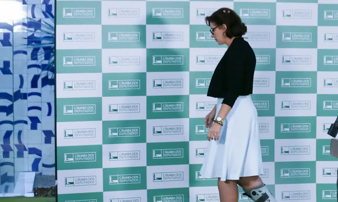 Câmara contraria STF e nega cassar mandato de Carla Zambelli