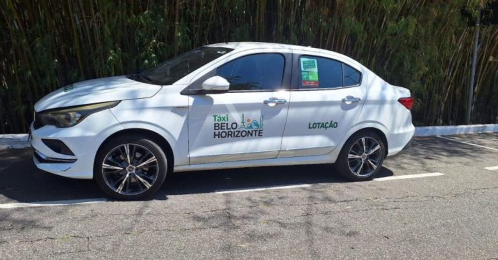 Veículo de táxi-lotação de Belo Horizonte.