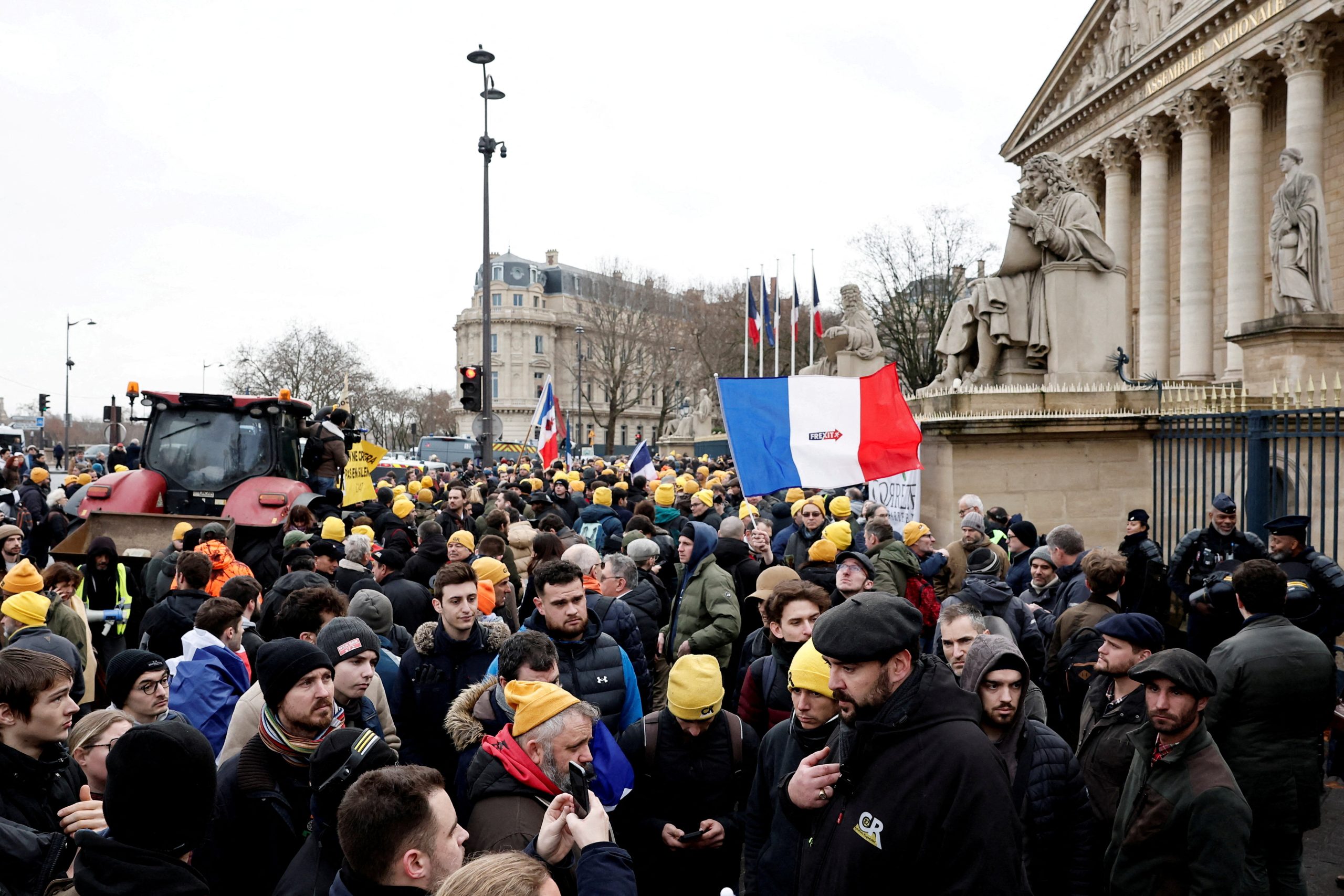 Agricultores franceses inspecionam alimentos importados em protesto contra acordo UE-Mercosul