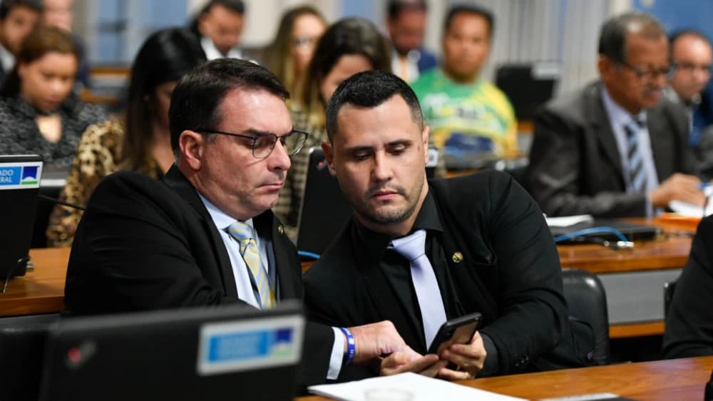 Resistência de Simões e Zema pode unir Flávio Bolsonaro e Cleitinho em MG