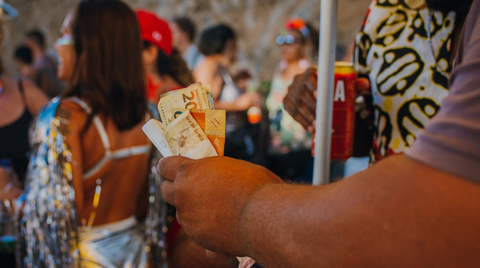 Ambulantes do Carnaval de BH projetam lucro médio de R$ 4,8 mil em 2026