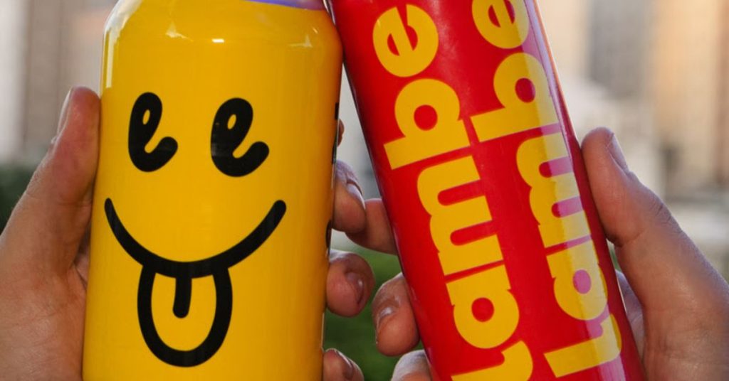 Latas das bebidas Zen e Manga & Maracujá da marca mineira Lambe Lambe.