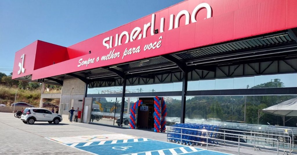 Loja da rede SuperLuna em Sarzedo, Minas Gerais.