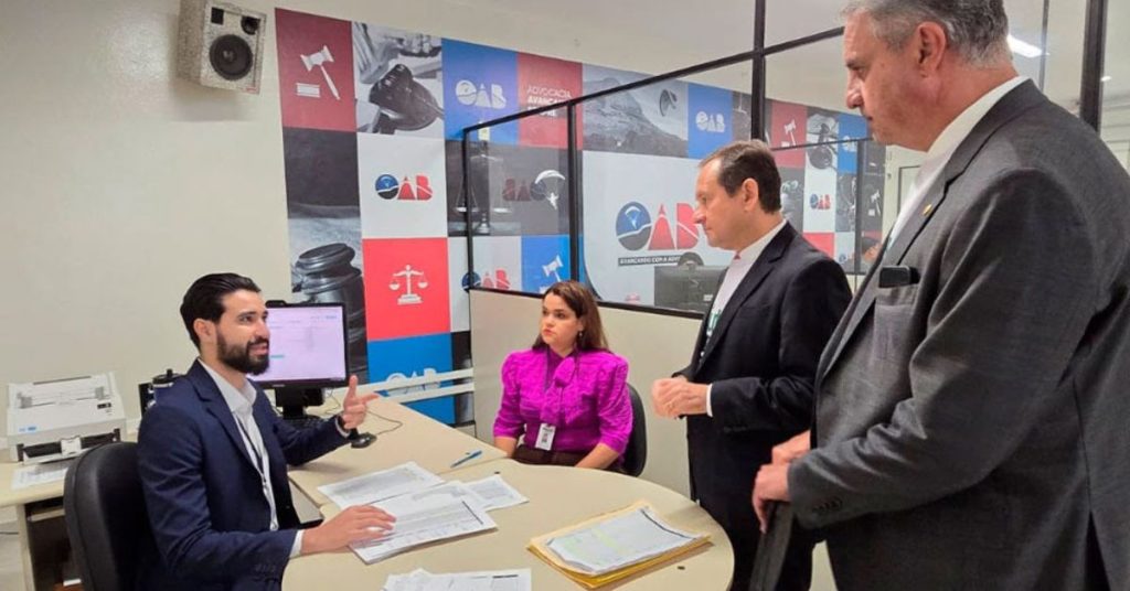 O mutirão de “Dano Água” na Comarca de Governador Valadares recebeu a visita do presidente do TJMG, desembargador Luiz Carlos Corrêa Junior, e do corregedor-geral de Justiça, Estevão Lucchesi de Carvalho.