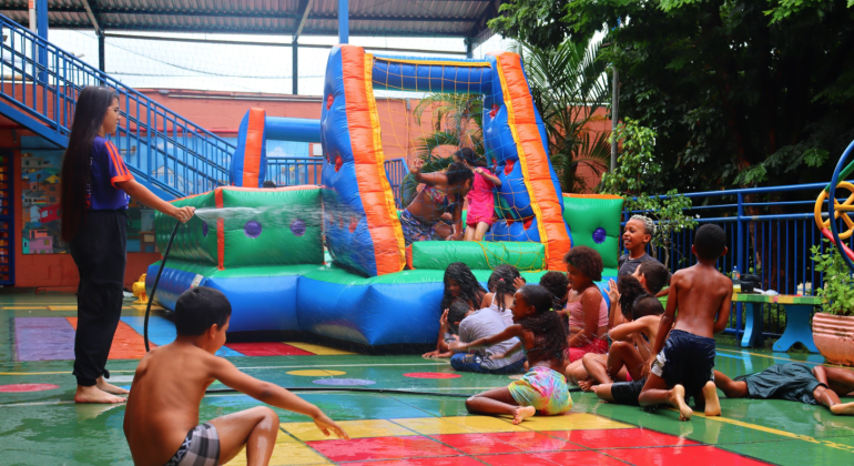Prefeitura de Belo Horizonte abre escola no Carnaval para filhos de catadoras e ambulantes