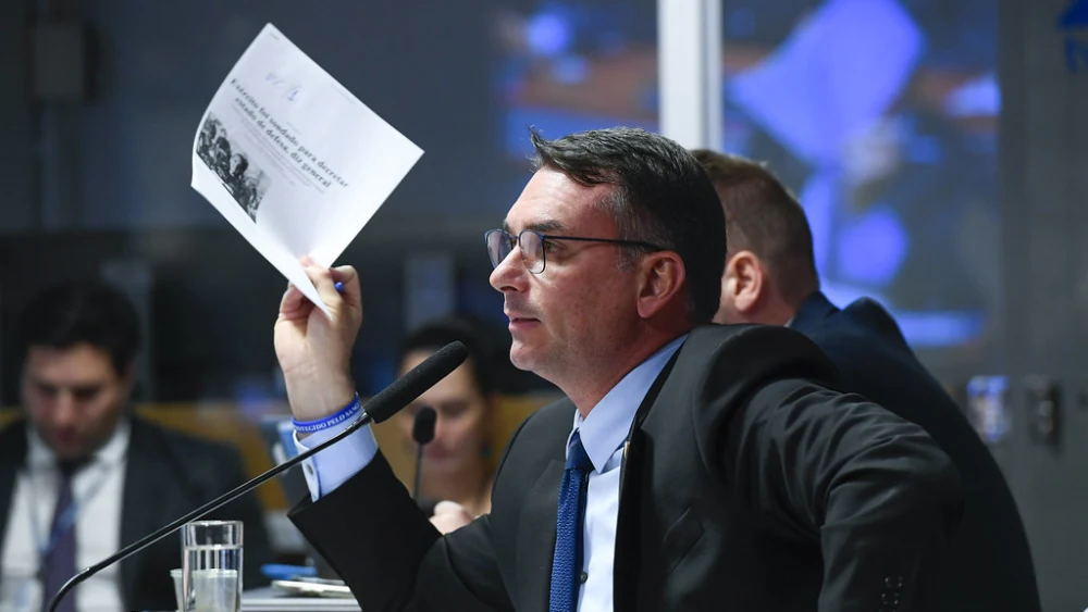 Flávio Bolsonaro nega que Zema será seu vice na corrida pelo Palácio do Planalto