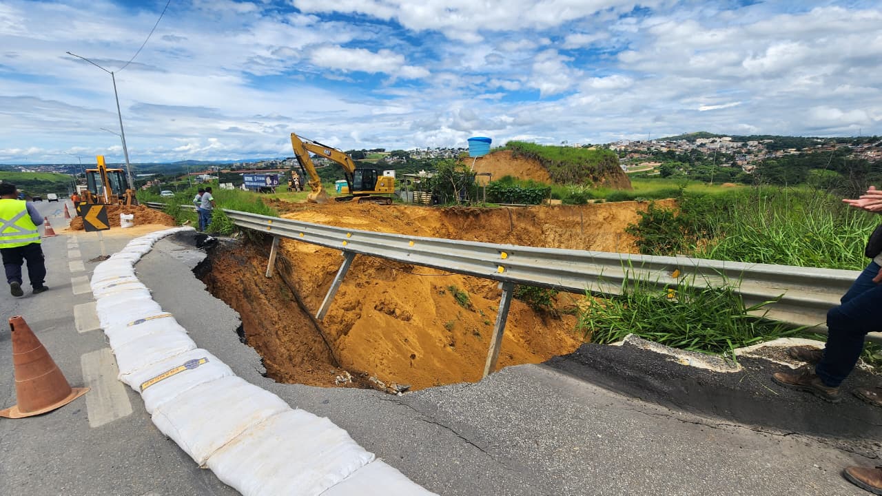 Obras interditam totalmente trecho da MG-010 em Vespasiano