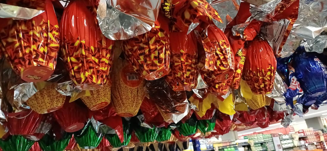 Variedades de ovos de páscoa expostos para a venda da marca Garoto.