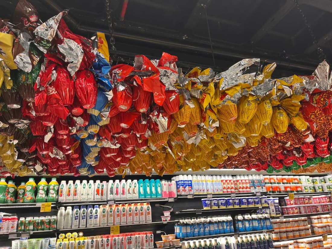Ovos de páscoa expostos para compras