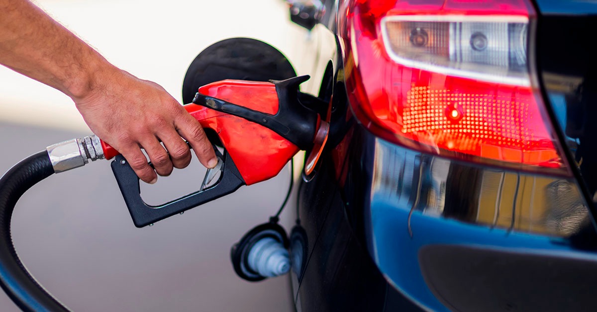 Queda no preço da gasolina nas refinarias não chega ao consumidor mineiro