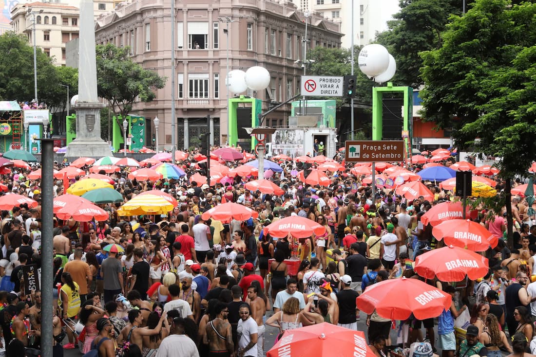 Multidão reunida no carnaval de BH
