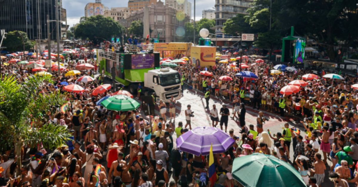 Carnaval da Liberdade lota avenidas sonorizadas em BH e deve injetar R$ 5,7 bilhões na economia