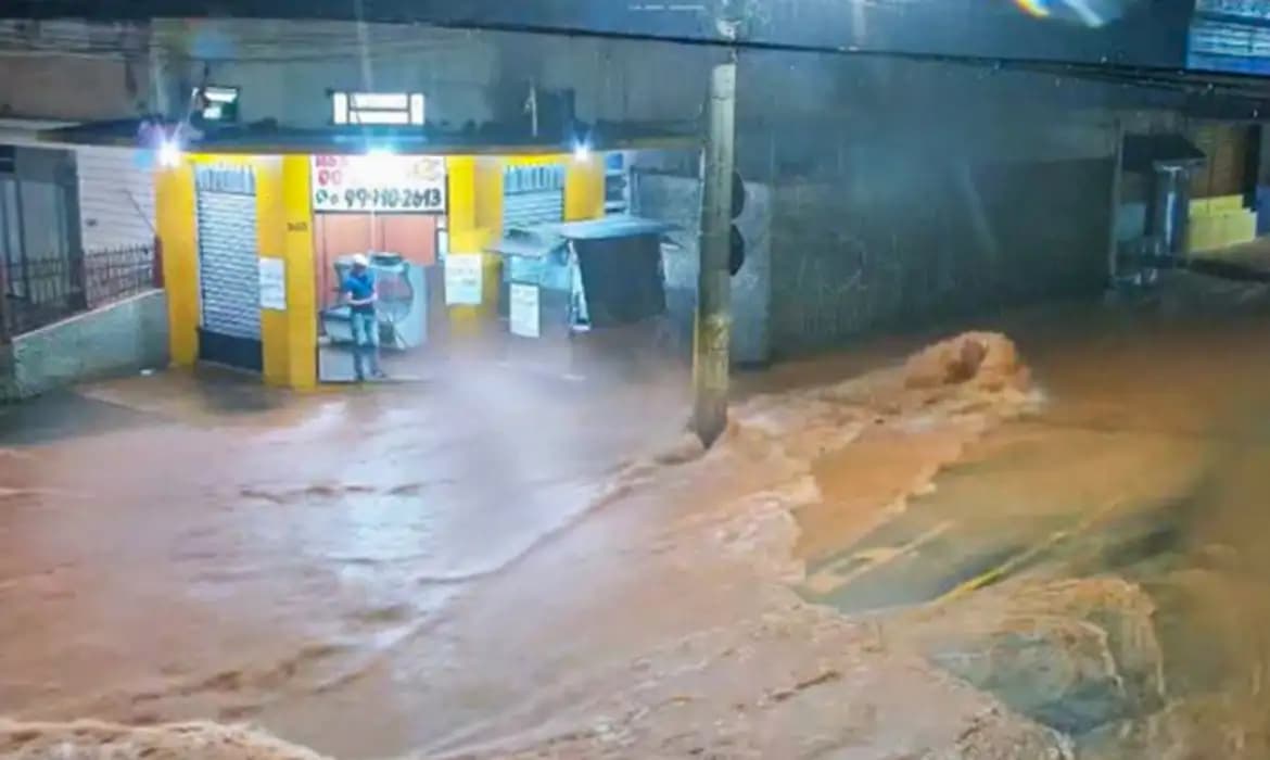 Sobe para 22 total de mortos por chuvas em Juiz de Fora e Ubá