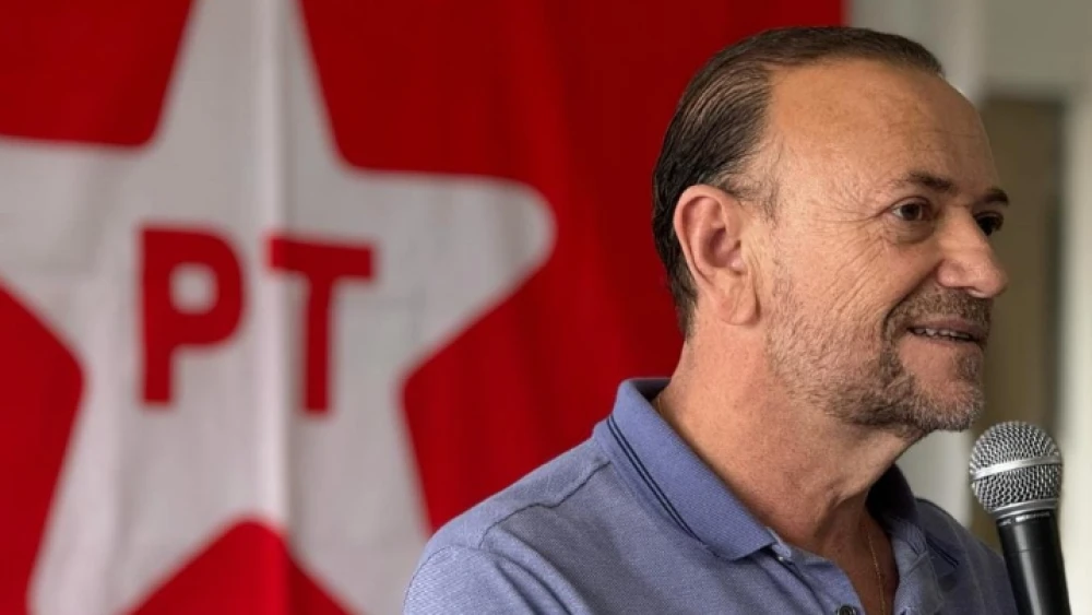 Pressionado, presidente do PT desembarca em BH para pacificar partido e fechar palanque de Lula