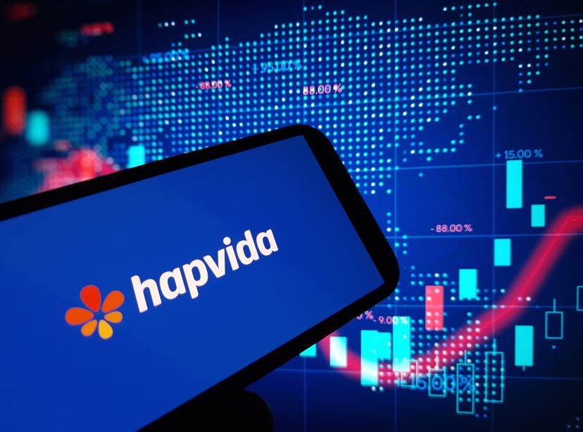 Imagem traz um celular com a marca Hapvida em destaque. No fundo, gráficos de economia