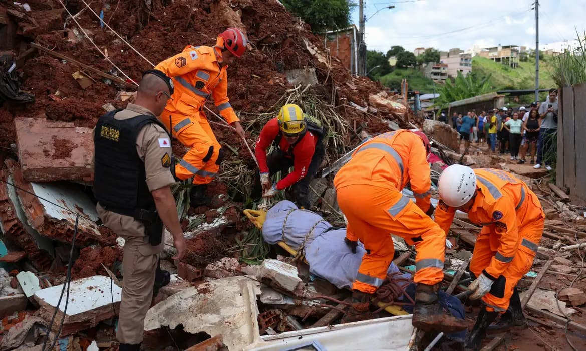 Chuva provoca destruição em Juiz de Fora (MG)