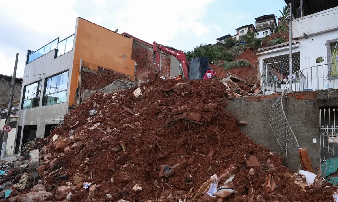 Sobe para 54 número de mortos por chuvas na Zona da Mata mineira