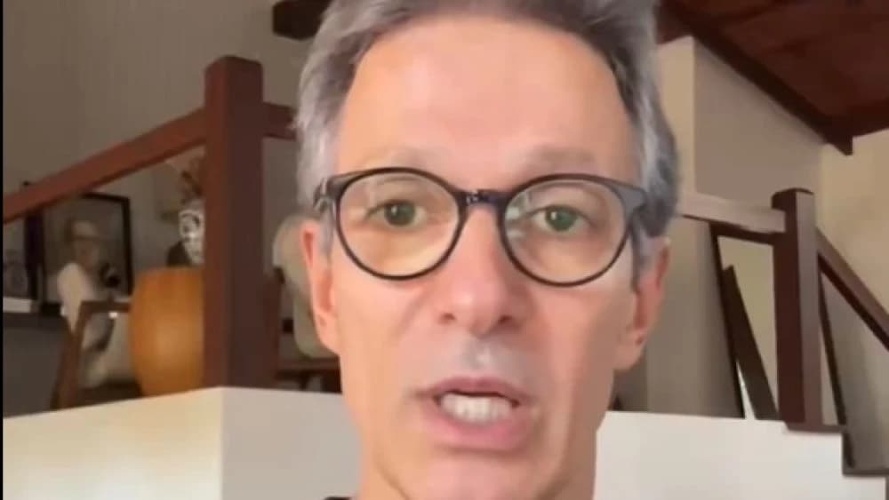 Zema diz que vai acionar Justiça contra desfile que homenageou Lula