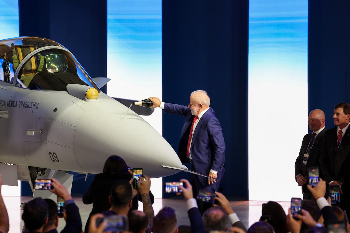 Brasil apresenta primeiro caça supersônico montado no País