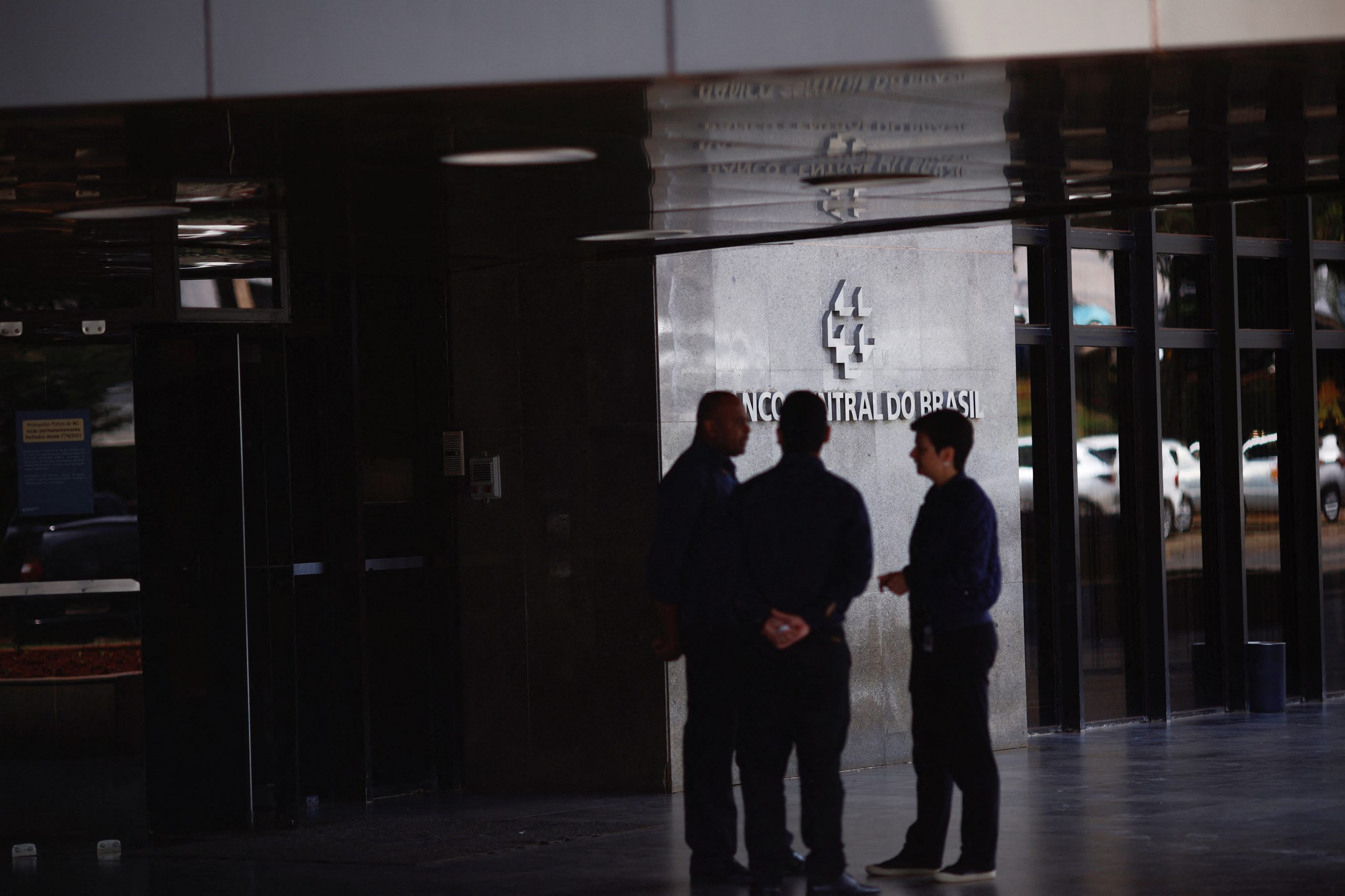 Concessões de empréstimos no Brasil caem em fevereiro e inadimplência é a maior desde 2017