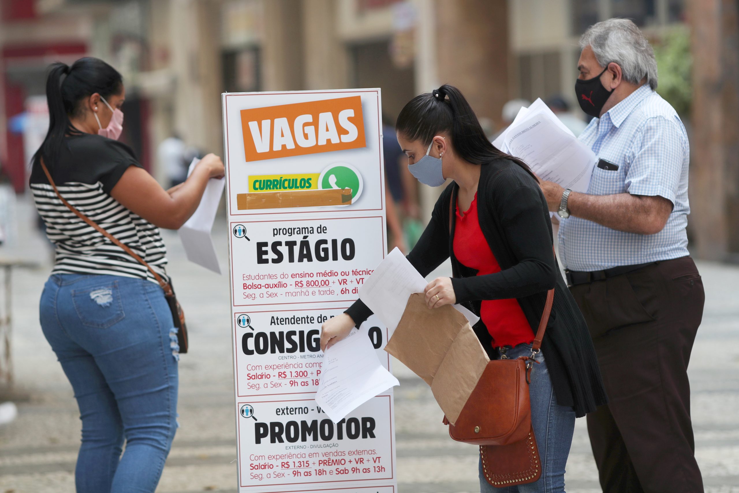 Brasil abre 255.321 vagas formais de emprego em fevereiro, abaixo do esperado