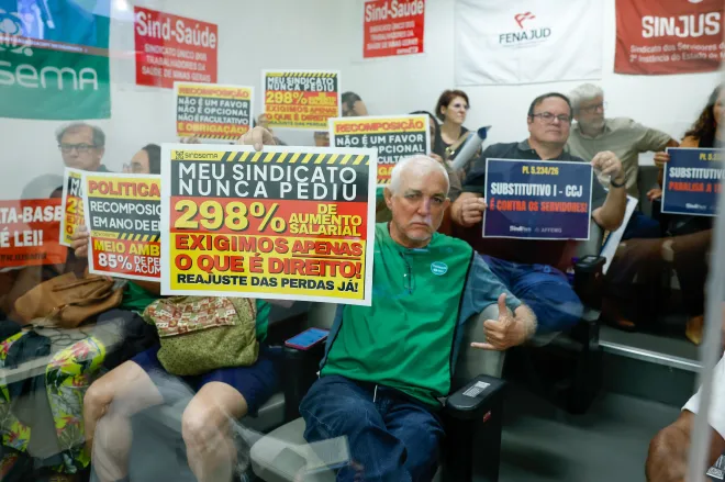 Simões quer redistribuição de funções em secretarias em projeto de reajuste