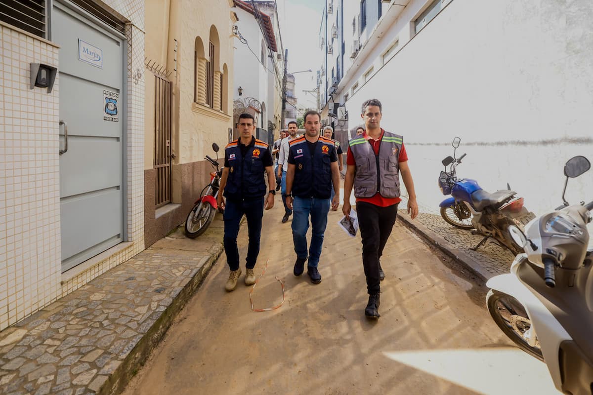 Governo de Minas anuncia hospital de campanha e reconstrução de pontes em Ubá