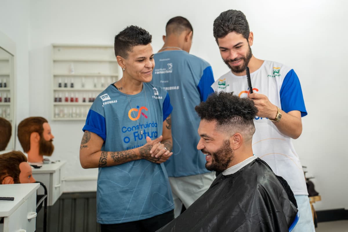 RMBH tem 80 vagas gratuitas em cursos de beleza e área administrativa