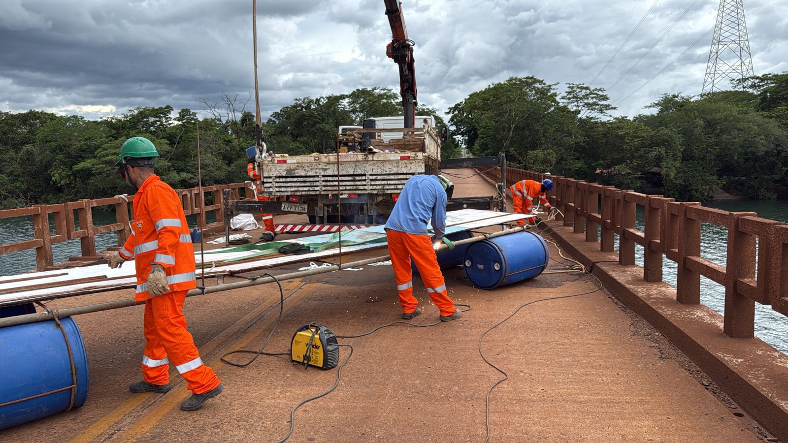 DER-MG inicia obras emergenciais na ponte entre Minas Gerais e São Paulo, no Triângulo Mineiro