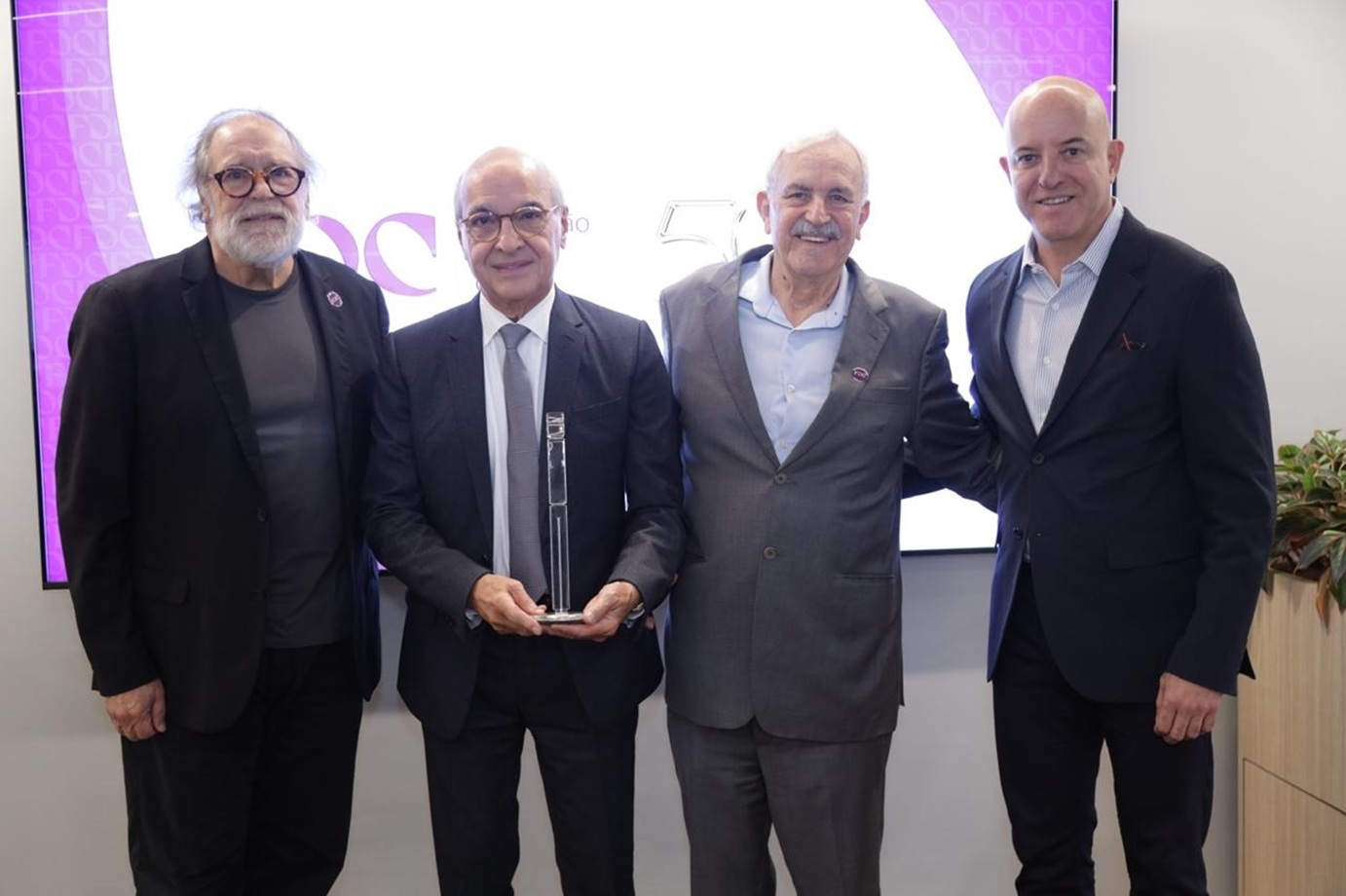 Fundação Dom Cabral lança Troféu Ozires Silva e homenageia Guilherme Leal