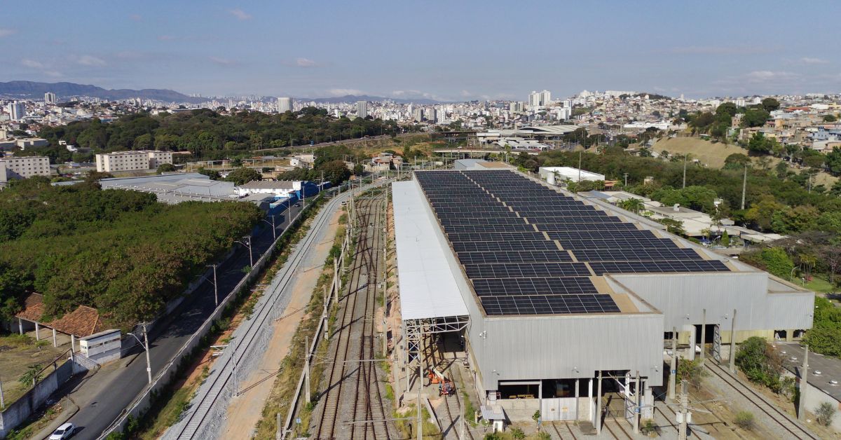 Estação da Linha 1 do Metrô BH com painéis solares fotovoltaicos.