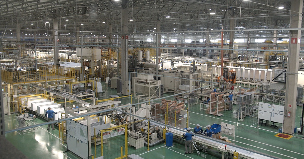 Fábrica da Panasonic em Minas lança primeira lavadora de 19 kg do mercado brasileiro