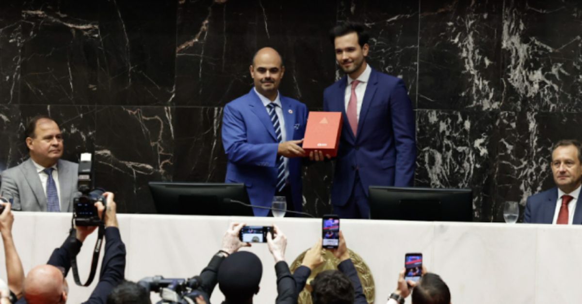 Mateus Simões é empossado governador e reforça projeto de desenvolvimento de Minas Gerais