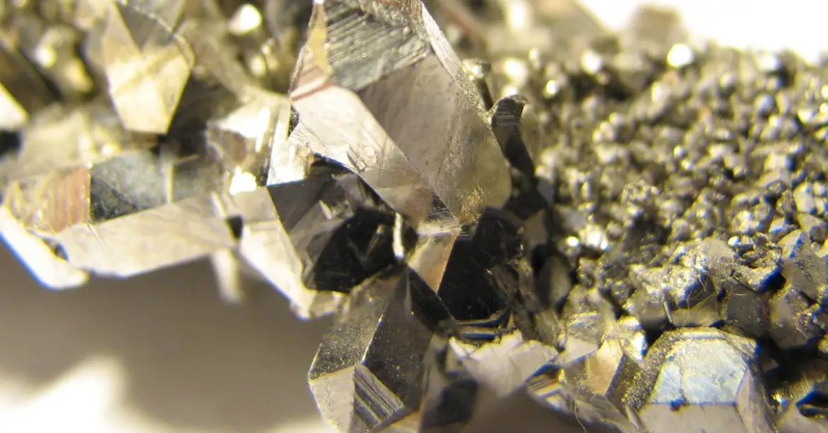 Brasil busca parceria com Europa para exploração de minerais críticos