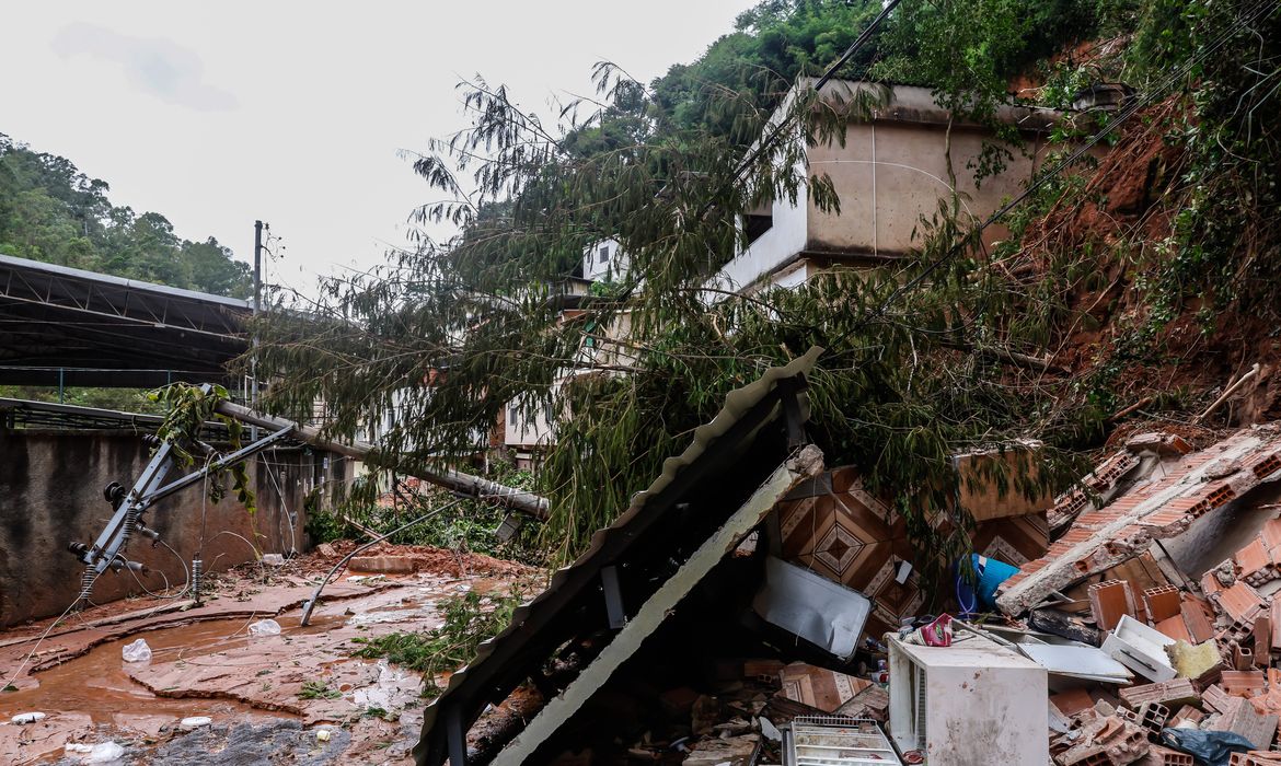 Governo libera R$ 7,3 mil para famílias atingidas por chuvas em MG