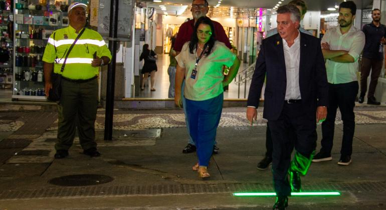 BH testa semáforos com LED no chão e contagem regressiva para reforçar travessia de pedestres