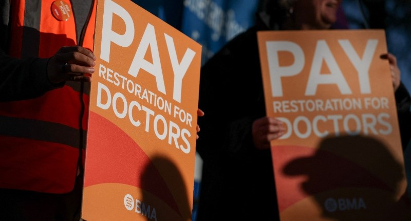 Médicos da Inglaterra iniciam greve de seis dias após rejeitarem acordo salarial proposto pelo governo
