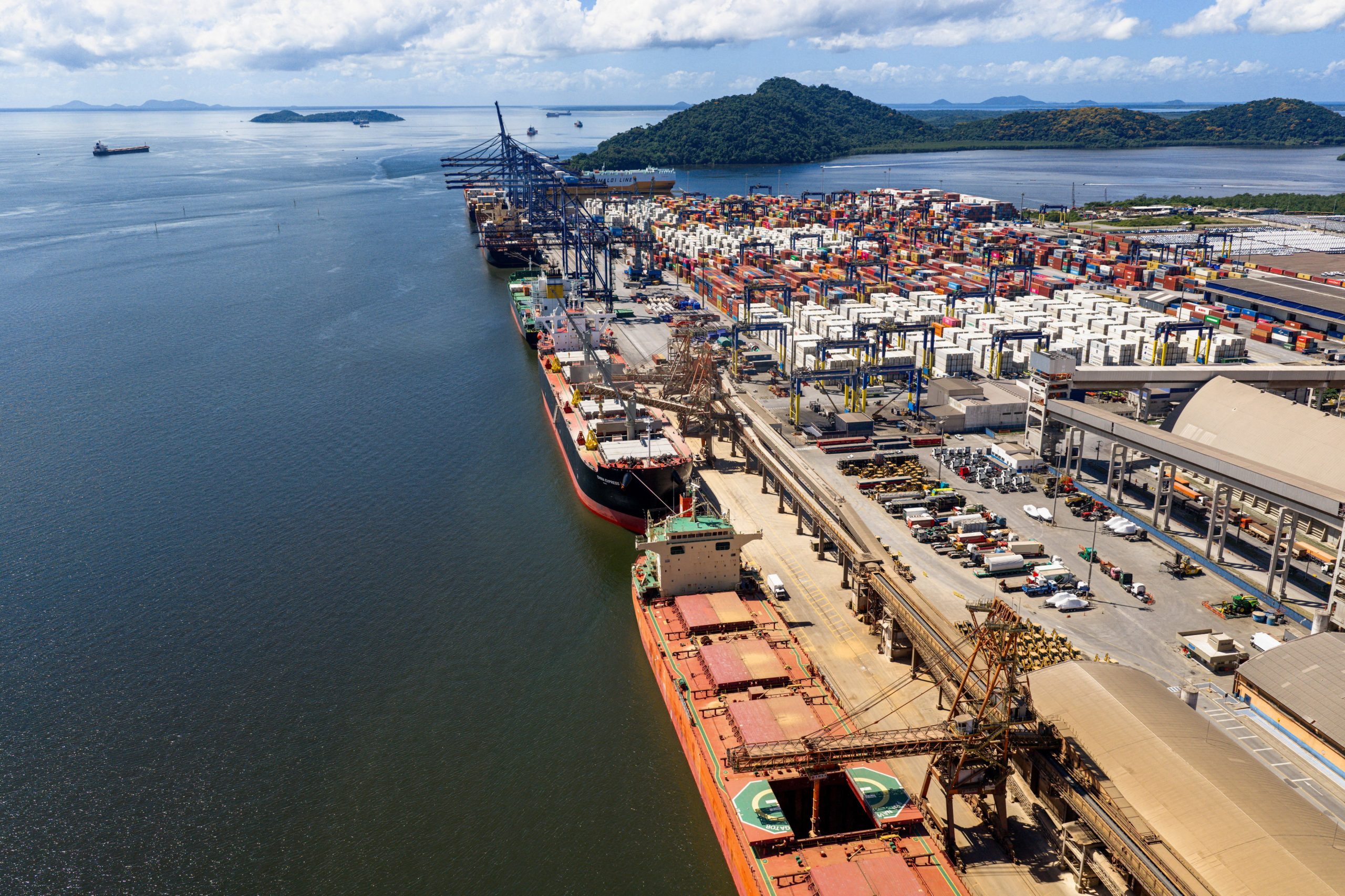 Brasil tem superávit comercial de US$6,4 bi em março e MDIC vê saldo de US$ 72,1 bi em 2026