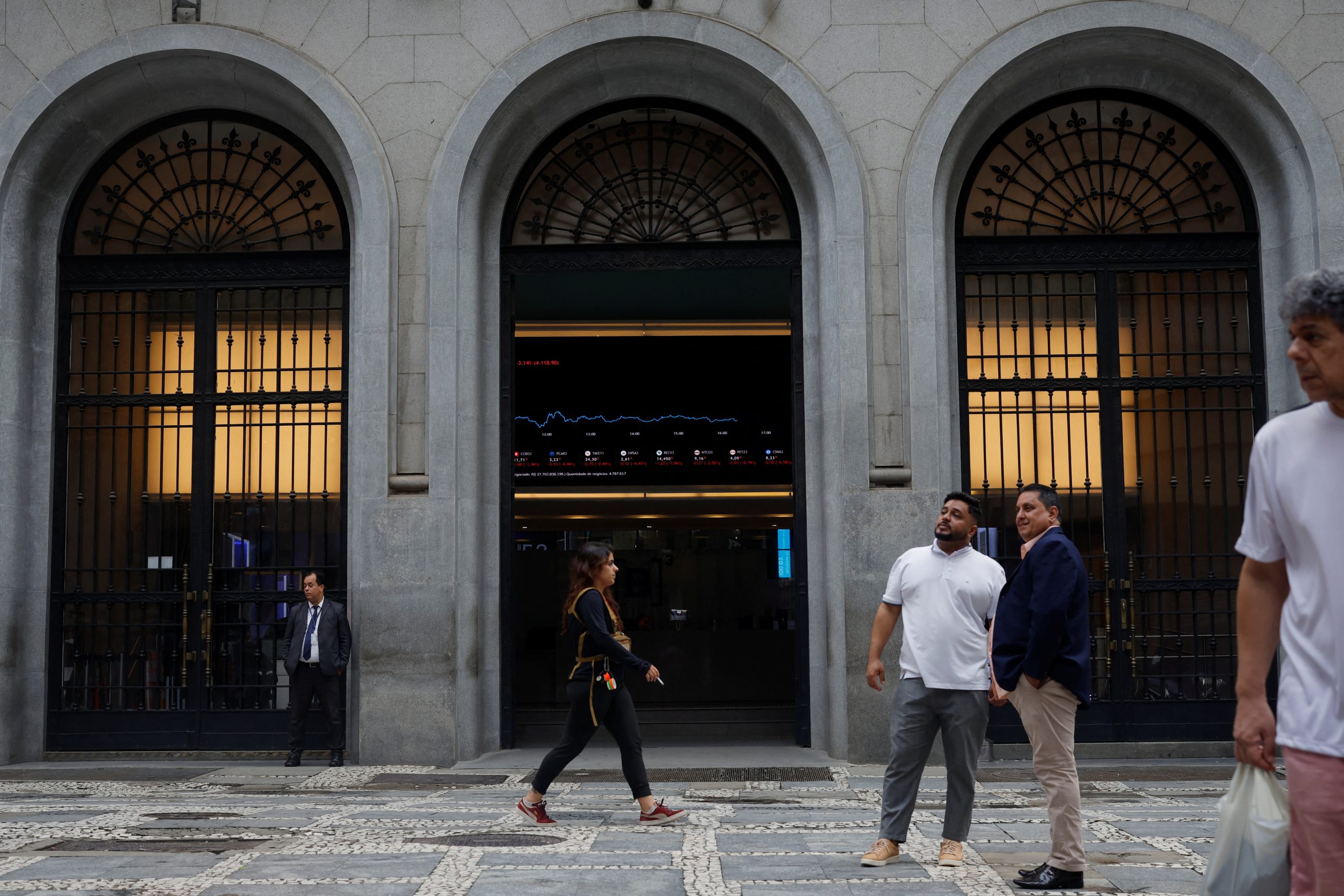 Ibovespa fecha em queda e com mais de R$ 120 bi em volume