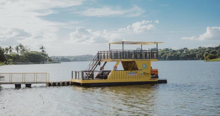 Imagem mostra capivarã, embarcação da Lagoa da Pampula em um dia ensolarado